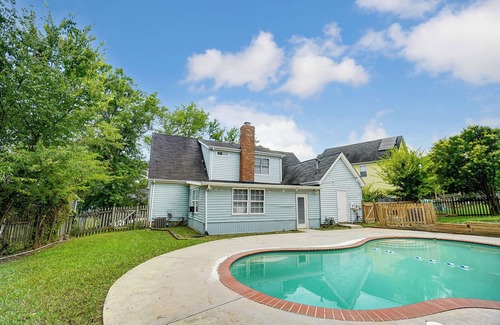 Charlotte House | Charming 4-bedroom house with Pool & Hot Tub in Charlotte