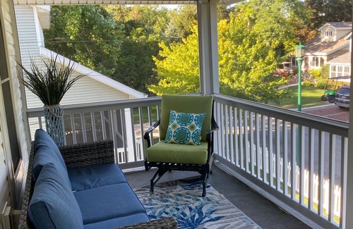 Lakeside House | Charming 4-bedroom house near the Lakeside pool & pickleball courts