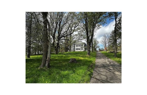 Orchard Park House | Charming 4-bedroom house with AC in Orchard Park - hometown of the Buffalo Bills
