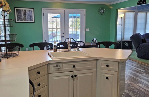 Leland Grove House | Charming 4-bedroom house in welcoming Springfield, with AC, WiFi, many amenities
