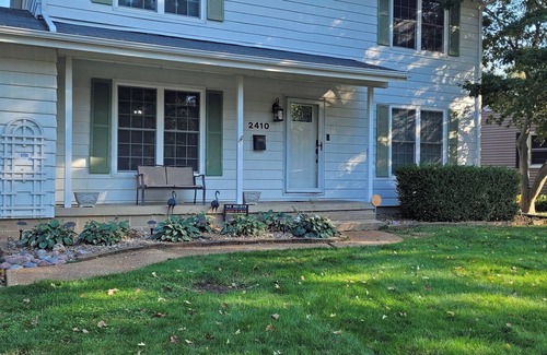 Leland Grove House | Charming 4-bedroom house in welcoming Springfield, with AC, WiFi, many amenities