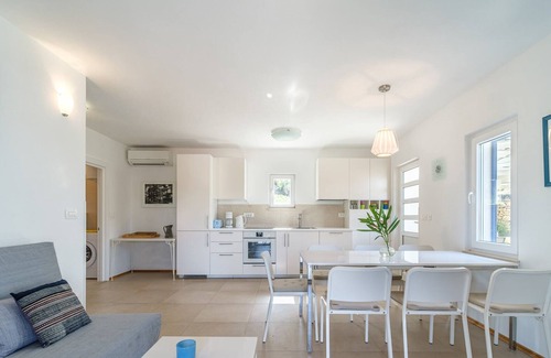Cove Makarac (Milna) Villa | Charming 4-BR Villa with Heated Pool and Sea Views, Close to Beach