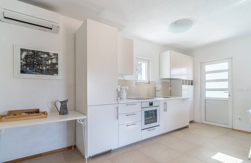 Cove Makarac (Milna) Villa | Charming 4-BR Villa with Heated Pool and Sea Views, Close to Beach