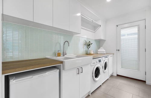 Maroochydore House | Charming 5-Bed Coastal Escape in Maroochydore