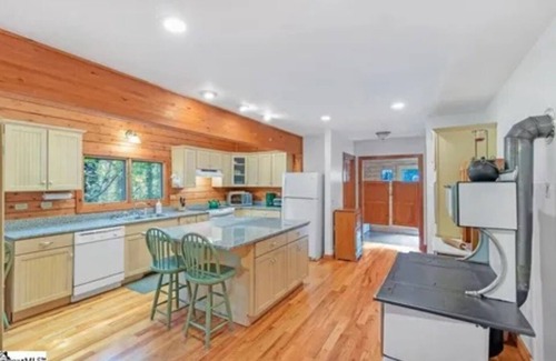Highland Cabin | Charming 5-bedroom cabin with WiFi, AC in the mountains.