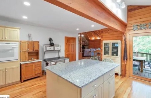 Highland Cabin | Charming 5-bedroom cabin with WiFi, AC in the mountains.