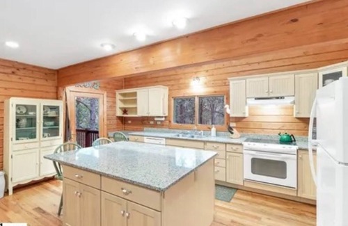 Highland Cabin | Charming 5-bedroom cabin with WiFi, AC in the mountains.
