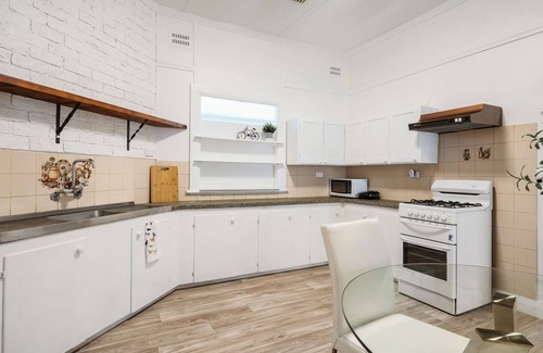 Dubbo House | Charming 5-Bedroom in Dubbo, 5 mins Drive to Mall