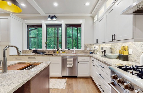 Cashiers House | Charming 5BR house with Full Kitchen, HUGE screened in porch and Gas Grill
