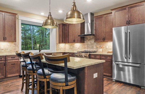 Boyne City House | Charming 7 BR home | Sleeps 17 Guests | 2 Fireplaces |New hot tub