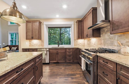 Boyne City House | Charming 7 BR home | Sleeps 17 Guests | 2 Fireplaces |New hot tub