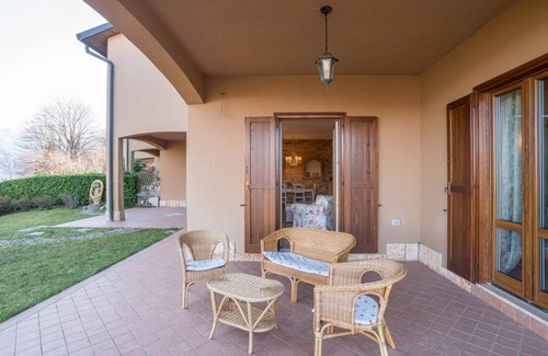 Civenna Apartment | Charming 80 sqm apartment with independent entrance in a large residence surrounded by greenery (steps to access the structure). The accommodation is located on the ground floor of a villa and can host up to 4 people. It offers an enchanting view of the