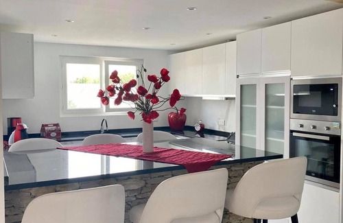 Monteux House | Charming air-conditioned villa - Heated swimming pool. Ideal location.