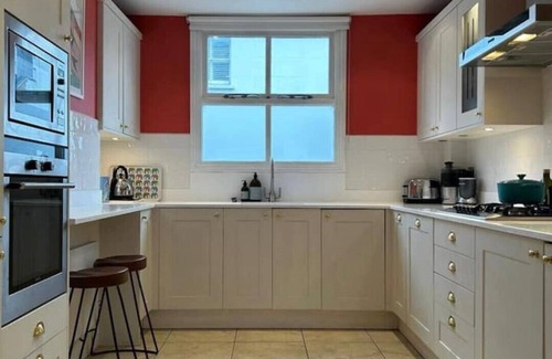 Barnes House | Charming and beautifully presented 2 bed house in Little Chelsea