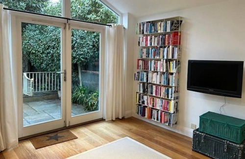 Barnes House | Charming and beautifully presented 2 bed house in Little Chelsea