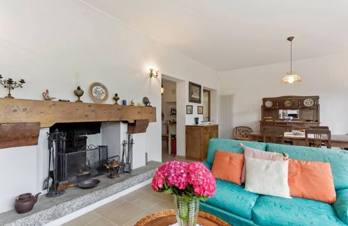 Cernobbio Apartment | Charming and bright flat for 5 people in Cernobbio, in the hamlet of Rovenna, on the way up to mount Bisbino.The apartment, furnished with vintage and modern furniture, comes with private parking and enjoyable outdoor spaces, like the pergola in the gard