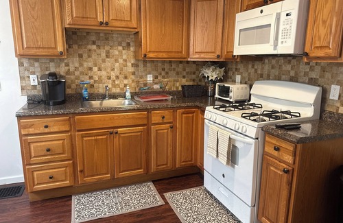 Wilmington House | Charming and Cozy 3-bedroom Row Home - Ideal for Students, Travelers & Families!