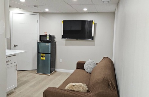 Transcona Bed & Breakfast | Charming and exclusive 2-bedroom basement in Winnipeg with WiFi, AC