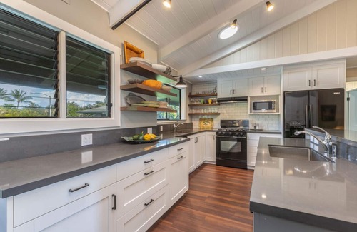 Hanalei House | Charming and Immaculate - Walkable to Beach and Town - Sleeps 10