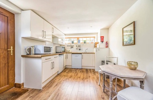 West Lavington House | Charming Annexe Lodge with Parking | Pass The Keys