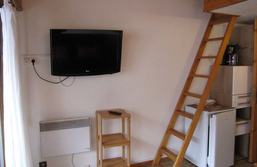 Chamonix City Centre Apartment | Charming apartment in Chamonix with balcony, pets allowed, parking