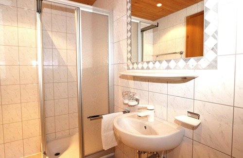 Huben Apartment | Charming apartment with balcony and ski storage