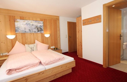 Huben Apartment | Charming apartment with balcony and ski storage