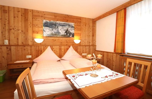 Huben Apartment | Charming apartment with balcony and ski storage