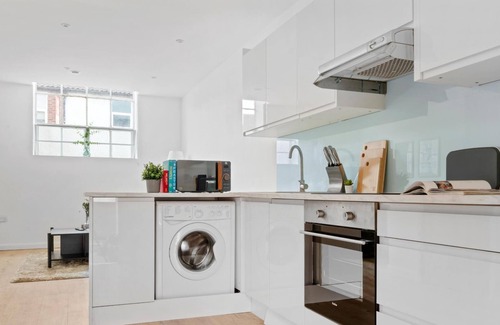 Newark Apartment | Charming Apartment | Free Parking and Wi-Fi