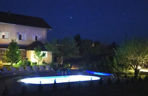 Rakovica Apartment | Charming Apartment in Rakovica with Shared Pool
