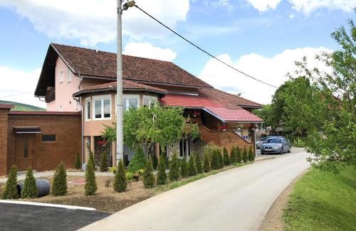 Rakovica Apartment | Charming Apartment in Rakovica with Shared Pool