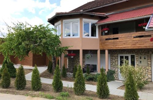 Rakovica Apartment | Charming Apartment in Rakovica with Shared Pool