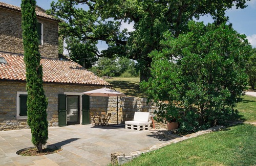 Marusici Apartment | Charming apartment in a beautiful garden under the shade of a centuries-old oak