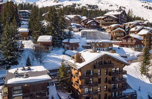 Courchevel Apartment | Charming Apartment in Courchevel 1850 with Fireplace and Parking
