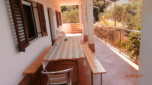 Gdinj Apartment | Charming Apartment in Gdinj + Garden