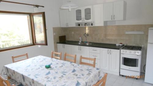 Gdinj Apartment | Charming Apartment in Gdinj + Garden