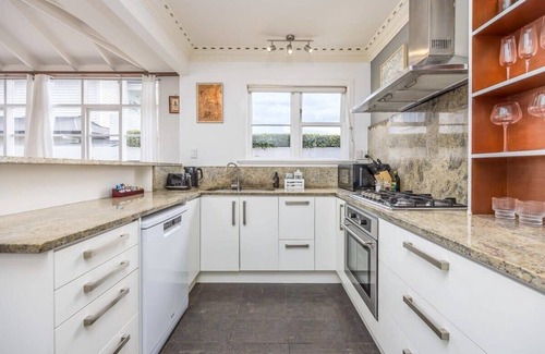 Mount Eden House | Charming art-deco 3 Bdrm bungalow in city-fringe