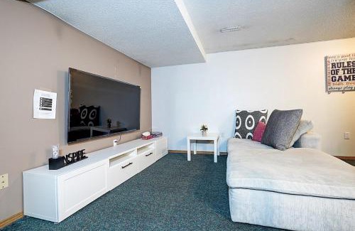 Barrie House | Charming Autumn Getaway Sleeps 6 Mins to Lake