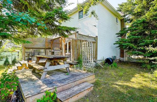 Barrie House | Charming Autumn Getaway Sleeps 6 Mins to Lake