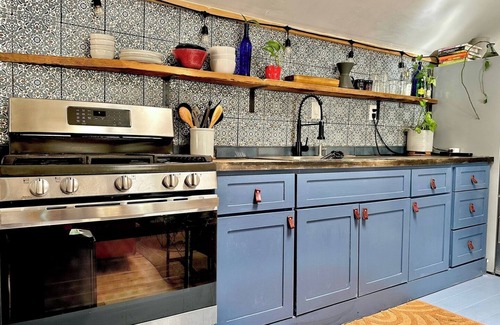 Govalle Cottage | Charming Back House . Free Bikes . Tesla Charger