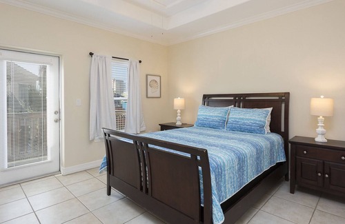 South Padre Island Apartment | Charming Beach Getaway! 2bd/2ba with a pool and just a block from the Beach!