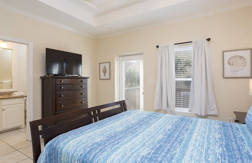 South Padre Island Apartment | Charming Beach Getaway! 2bd/2ba with a pool and just a block from the Beach!