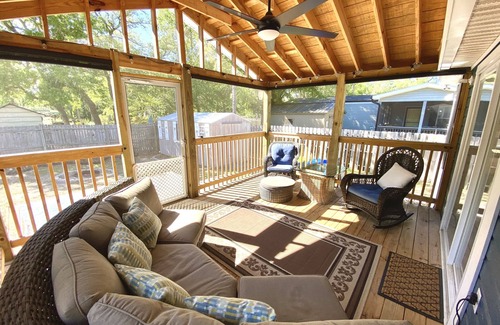 Tranquil Harbour House | Charming Beach Bungalow (9 min walk to beach)