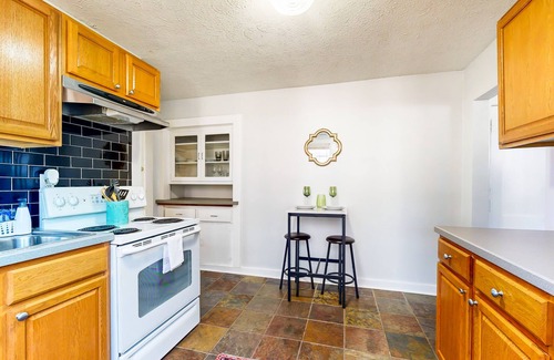 Historic Edgefield House | Charming brick townhome near downtown & golf with central AC - snowbird-friendly
