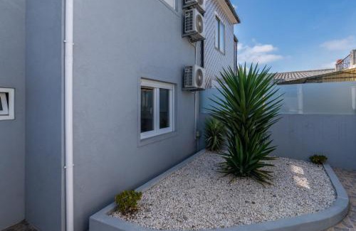 Paranhos House | Charming Bright House w/Garden by HostWise
