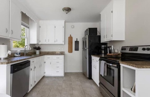 North Charleston House | Charming Buist Bungalow: walking distance to downtown Park Circlen