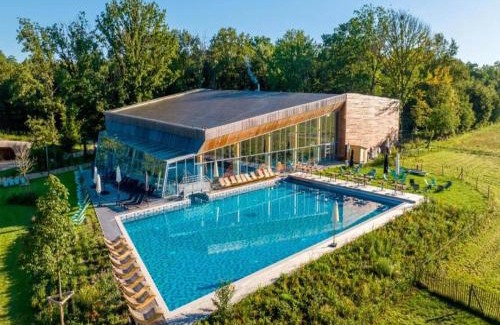 Maubray House | Charming Bungalow & Pools