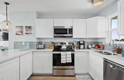 Isla Del Sol House | Charming Bungalow Steps from the Beach w/Fire Pit