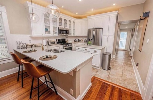 Lakeland House | Charming Bungalow steps from Lake Hollingsworthnn