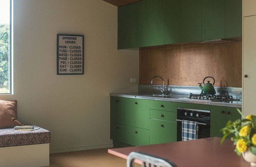 Athenree Cabin | Charming cabin amongst the Avocado trees. 1km from the white sands of Waihi.